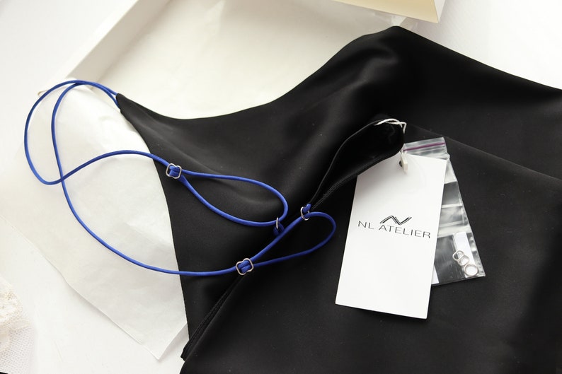 Bretelles contrastées caraco en satin. Camisole noire pour femmes. Cami soyeux en couleurs. Camisole en soie bleue à fines bretelles réglables image 3