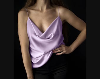 Top de tirantes finos de seda con cuello vuelto. Top de satén con tirantes finos ajustables.
