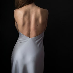 Midi-jurk van satijn. Zijden slipdress met gedrapeerde halslijn. Backless satijnen damesjurk. afbeelding 6