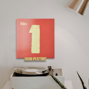 Grote platenplank die nu wordt afgespeeld. LP-wandmontage vinyl-albumplank die aan de muur hangt