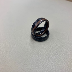 Anello in ebano di Macassar e legno curvato: fascia in legno esotico striato