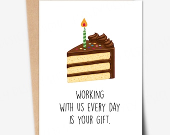 Cartão de aniversário engraçado para colega de trabalho: Trabalhar conosco todos os dias é o seu presente (Cartão digital)