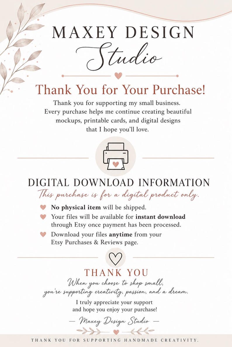 Pu&ograve; includere: Una scheda informativa per il download digitale di Maxey Design Studio con sfondo bianco, accenti floreali rosa tenue, icone a forma di cuore e testo che specifica che si tratta di un acquisto di prodotto digitale senza spedizione fisica.