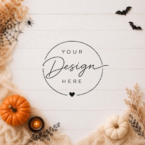 Puede incluir: Una superficie de madera blanca con un marco circular negro central con el texto YOUR Design HERE y un pequeño corazón. La escena incluye una calabaza naranja, una calabaza blanca, una vela encendida, una telaraña, una araña y dos murciélagos negros.