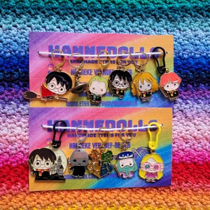 Könnte beinhalten: Zwei Karten mit goldfarbenen Maschenmarkierern mit Harry-Potter-Charakteren. Die obere Karte zeigt Charaktere wie Harry Potter auf einem Besen, Ron Weasley, Hermine Granger und Draco Malfoy. Die untere Karte zeigt Charaktere wie Harry Potter, Dobby, Neville Longbottom und Luna Lovegood.