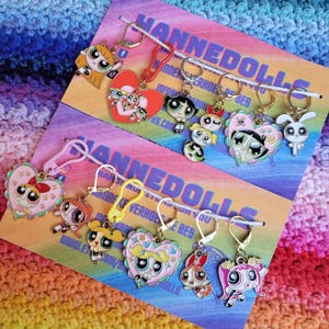 Marqueurs de mailles des super filles. Marqueurs de mailles de dessins animés. Le pouvoir des filles des années 90. Compteur de rangs de tricot. Marqueur de mailles au crochet. Bricolage