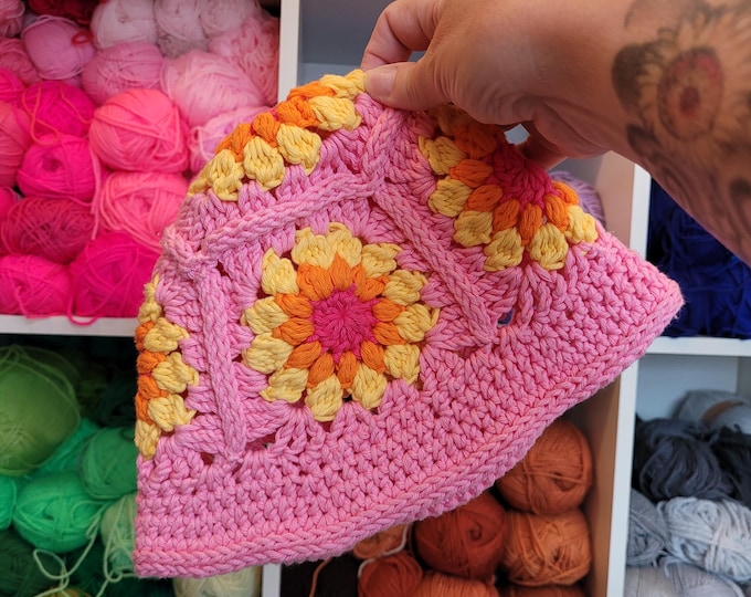Pink sunflower fisherman's hat for children. Sunflower hat. Granny square bucket hat. Handmade vintage fashion. Bucket hat. Sustainable clothing.