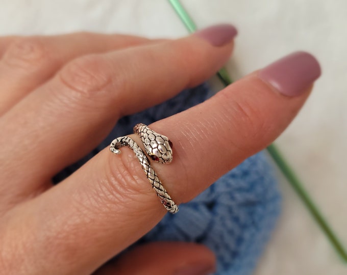 silver colored snake crochet or knitting ring a yarn tension aid for crocheting and knitting. This is a left and right handed crochet/knitting ring.