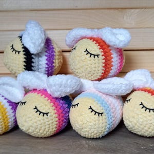 Stolze Bienen. Gehäkelte Stolzbienen. Auf Bestellung gehäkelt. Handgemachte Bienen. LGBTQIA-Plüschtiere. Stolz . Bei Plüschtier. Pride-Spielzeug