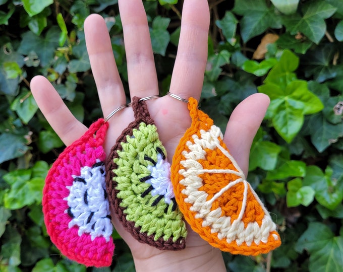 Fruit keychains in 3 different fruit slices: orange, kiwi and pitaya (dragon fruit)