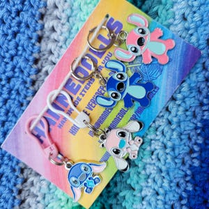 Schattige kawaii steekmarkeerders . emaille steekmarkeerder . cartoon charm . Blauw allien steekmarkeerder . Roze alien steekmarkeerder .