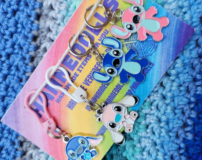 Schattige kawaii steekmarkeerders . emaille steekmarkeerder . cartoon charm . Blauw allien steekmarkeerder . Roze alien steekmarkeerder .