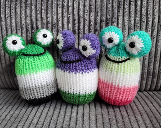 knitted pride frogs