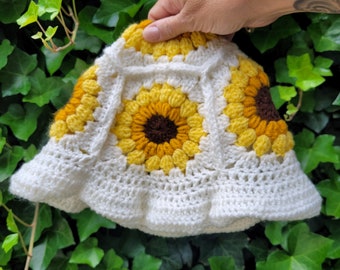 Chapeau seau au crochet avec des tournesols.