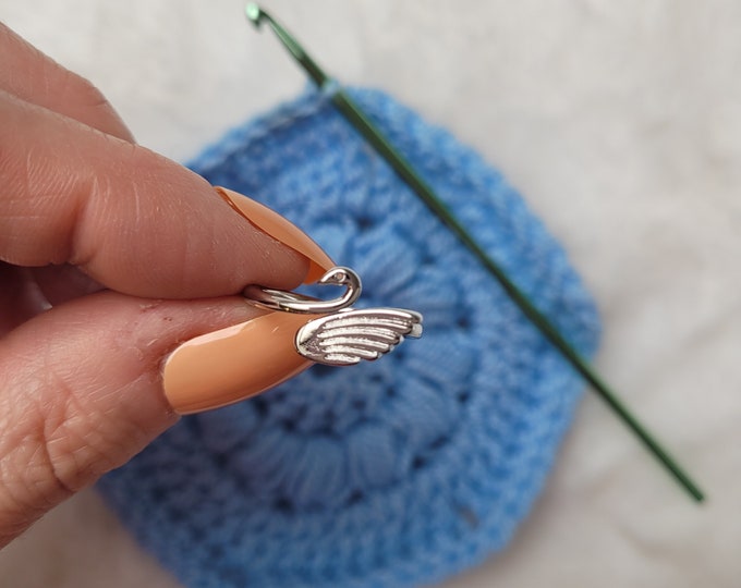 Swan crochet or knitting ring a yarn tension aid for crocheting and knitting. This is a right-handed crochet/knitting ring.