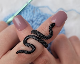 Snake crochet ring - snake knitting ring - crochet ring - right-handed crochet ring - yarn tension aid - tension aid - crochet accessory - gift DIY .