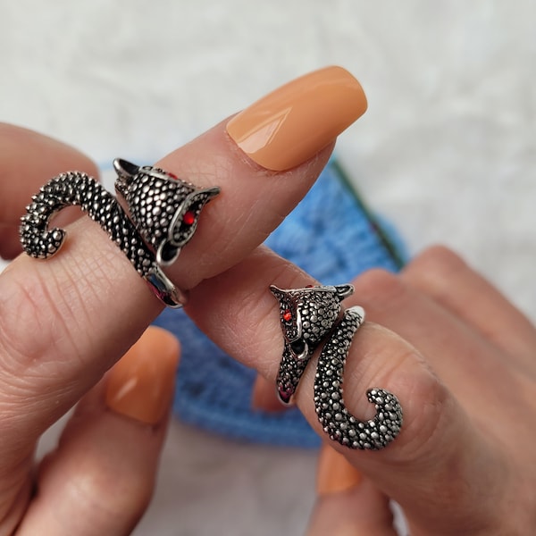 L'anneau à crochet ou à tricoter Fox est une aide à la tension du fil pour le crochet et le tricot.