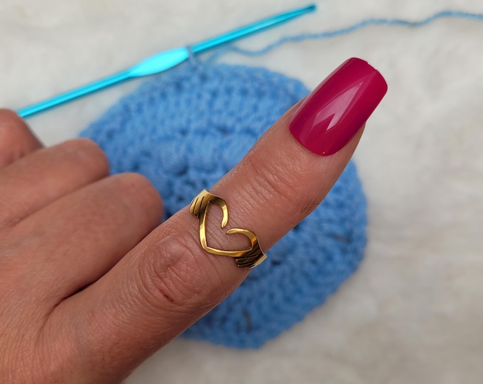 A heart crochet or knitting ring is a yarn tension aid for crocheting or knitting. This ring is suitable for both left- and right-handed crochet/knitting.