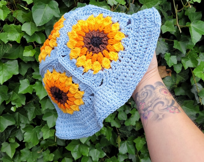 Crochet blue sunflower bucket hat . sunflower hat . granny square bucket hat . handmade vintage fashion . bucket hat . sustainable clothing