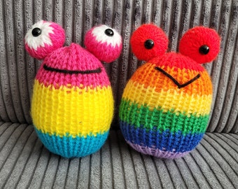 Knitted pride frogs