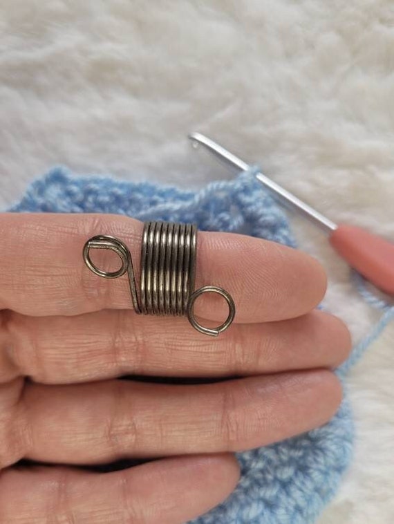 L'anello per uncinetto o maglia è un aiuto per la tensione del