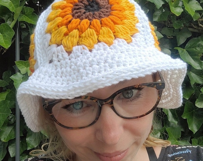 Crochet white sunflower fisherman hat . sunflower hat . granny square bucket hat . handmade vintage fashion . sustainable clothing