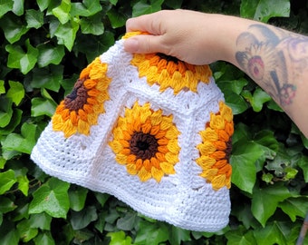 Crocheted white sunflower bucket hat. Sunflower hat. Granny square bucket hat. Handmade vintage fashion. Sustainable clothing.