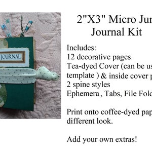 Può includere: Un kit di diario Micro Junk da 2" x 3" con una copertina verde e un nastro a pois bianchi. Il kit include 12 pagine decorative, una copertina tinta al tè, 2 stili di dorso, ephemera, linguette e cartelle. Il testo "JOURNAL" è visibile sulla copertina.