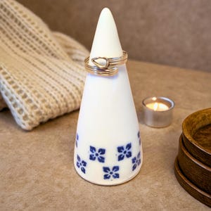Cono porta-anello in porcellana personalizzato: regalo di fidanzamento floreale blu