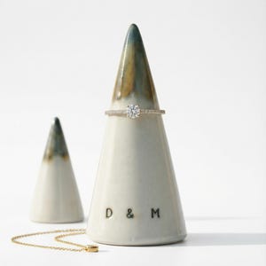 Porta anillos de porcelana personalizado – Iniciales personalizadas – Regalo de compromiso de boda – Cono de joyería – Decoración minimalista