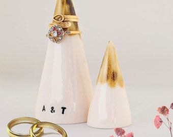 Personalisierter Ringhalter Kegel Porzellan Set 2, personalisiertes Hochzeitsgeschenk, Verlobungsgeschenk, Hochzeitsringhalter, Geschenke für Paare, Geschenk für Braut