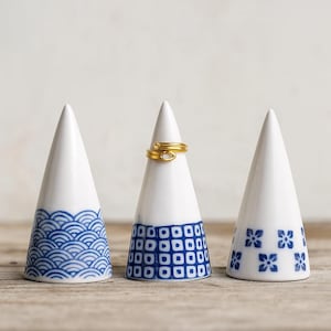 Cono porta anelli in ceramica fatto a mano: piatto portagioie in porcellana floreale blu