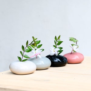 Gepersonaliseerde handgemaakte Ikebana-vaas, Midfulness-cadeau, Japans Wabi Sabi-decor, keramische bloemstukken voor verse bloemen, bloemkikker Kenzan
