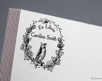 Op de afbeelding: Zwart-witte illustratie van een uil in een krans van eikenbladeren. De tekst "Ex Libris Carolina Smith" staat in de krans.
