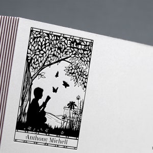 TIMBRE DE LIVRE | Tampon bibliothèque personnalisé, garçon lisant dans le jardin, tampon livre, tampon ex libris, tampon Ex-Libris, tampon personnalisé.