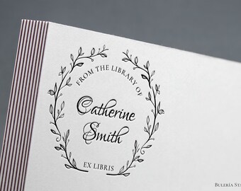 Może przedstawiać: Czarno-biała pieczątka ex libris z wzorem wieńca kwiatowego. Tekst brzmi "From the Library of Catherine Smith Ex Libris".