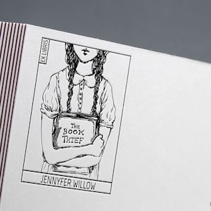 Menina com livro, carimbo de livro, carimbo ex libris, carimbo de biblioteca, carimbo de borracha ex-libris, carimbo de ex-libris, carimbo de ex-libris, carimbo de caligrafia, carimbo de borracha personalizado