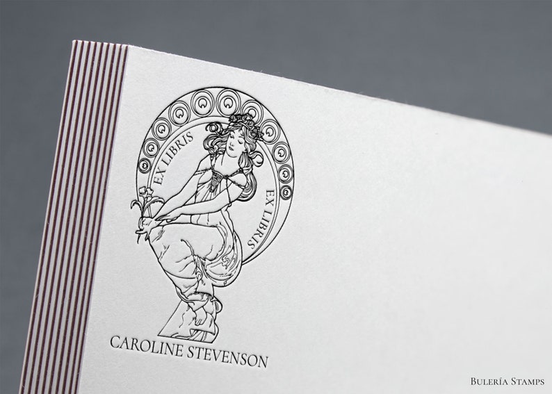 Puede incluir: Ilustraci&oacute;n en blanco y negro de una mujer sosteniendo una flor, con el texto "Ex Libris" a cada lado de ella. El texto "Caroline Stevenson" est&aacute; debajo de la ilustraci&oacute;n.