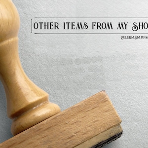 Puede incluir: Un sello de goma de madera con una almohadilla de tinta negra. El sello dice "OTHER ITEMS FROM MY SHOP." con una flecha apuntando hacia la derecha. El texto "BULERIA STAMPS.COM" est&aacute; debajo de la flecha.