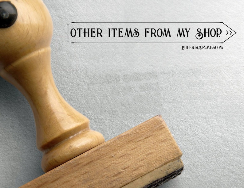 Puede incluir: Un sello de goma de madera con una almohadilla de tinta negra. El sello dice "OTHER ITEMS FROM MY SHOP." con una flecha apuntando hacia la derecha. El texto "BULERIA STAMPS.COM" est&aacute; debajo de la flecha.