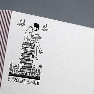 Timbro per libri, Reading on the City, timbro ex libris, timbro per biblioteca, timbro per ex libris, ex libris, timbro illustrativo, timbro in gomma personalizzato.