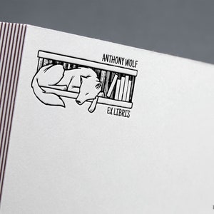 Boekstempel, ex libris Hond in bibliotheek, bibliotheekstempel, uit de bibliotheek van, ex-libris rubberstempel, ex libris, zeilbootstempel, scheepsstempel.