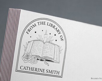 Może przedstawiać: Czarno-biała ilustracja książki, świecy i róż z tekstem "From the Library of Catherine Smith" w kółku.