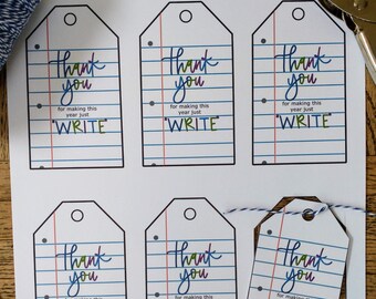 Puede incluir: Seis etiquetas de regalo imprimibles con un diseño de papel de cuaderno. Las etiquetas son blancas con líneas negras y líneas rojas. El texto en las etiquetas dice "Gracias por hacer de este año solo ESCRIBE".