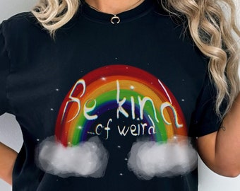 Bleiben Sie seltsam Shirt Aquarell Regenbogen mit Wolken Shirt Sei irgendwie seltsam Tshirt sei du selbst Shirt Geschenk für ihren Komfort Farben Regenbogen T-Shirt