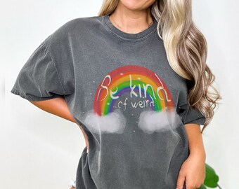 Komfort Farben Regenbogen T-shirt Regenbogen mit Wolken Shirt Sei irgendwie seltsam T-Shirt sei du selbst Shirt bleib seltsam Tshirt Geschenk für sie Positivität