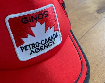 80er Gino es Petro-Canada Agentur Trucker Cap Vintage 1980er Rot Schwarz Zweifarbig Drei Streifen Snapback Hut bestickt Gas Petroliana Sammlerstück