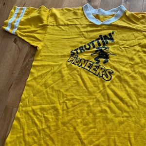 1980s Struttin&#39; Pioneers Football Jersey Style T-shirt Vintage Single Stitch Tee