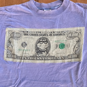 Camiseta gráfica K2 de snowboard dos anos 90, camiseta gráfica muito rara, empresa de skate, grandes notas de dez mil dólares