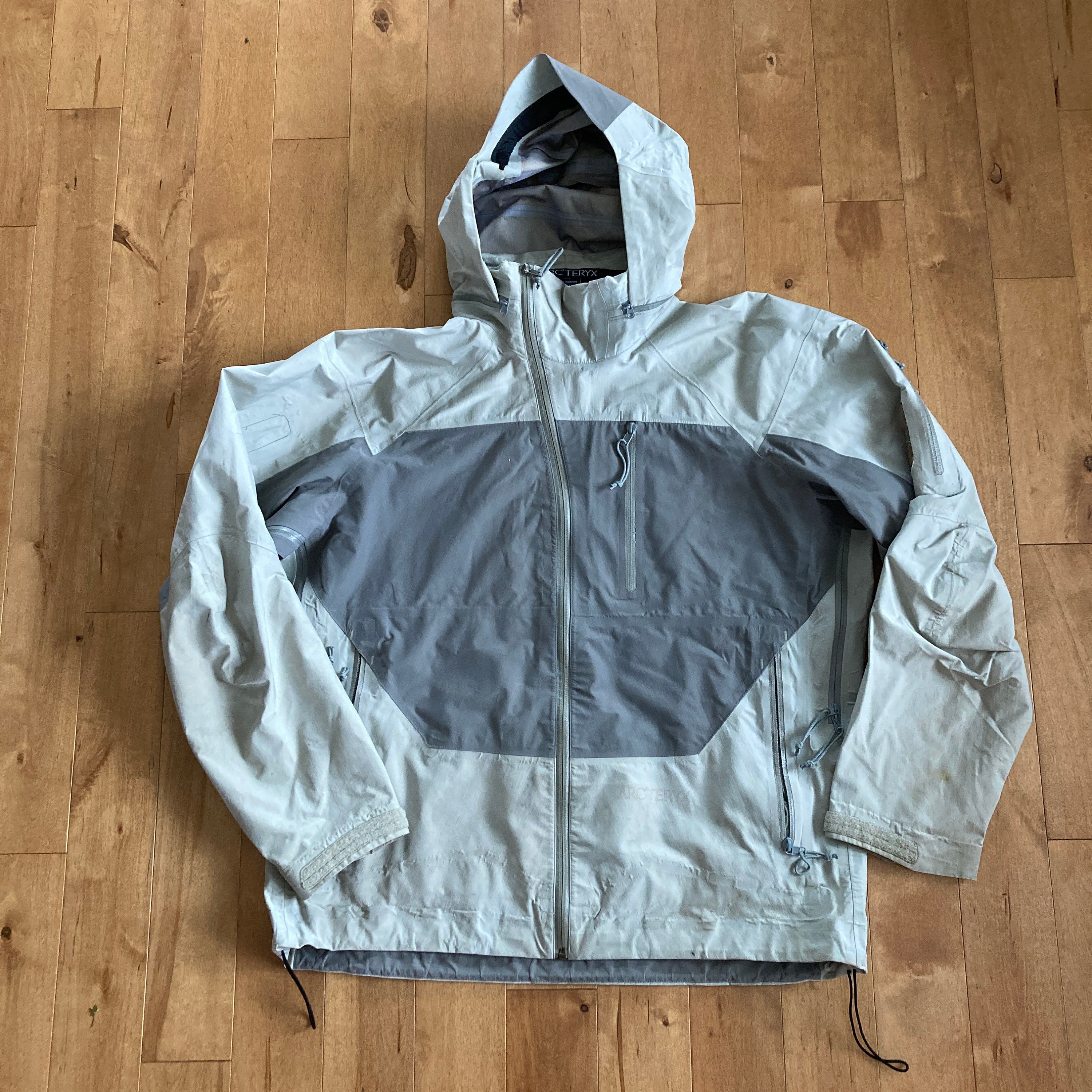 Vintage Early 2000's Grey & White Arc'teryx Sidewinder AR Jacket